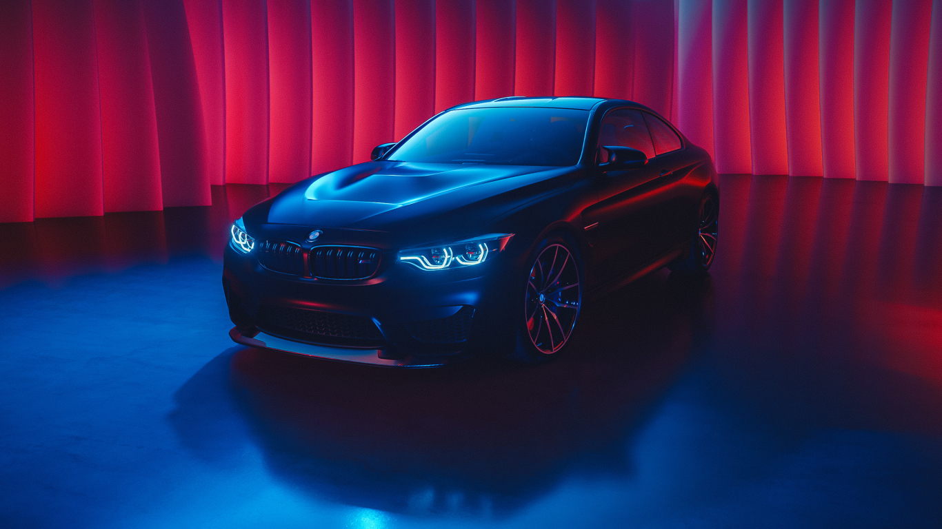 Черный автомобиль BMW M4 с включенными фарами