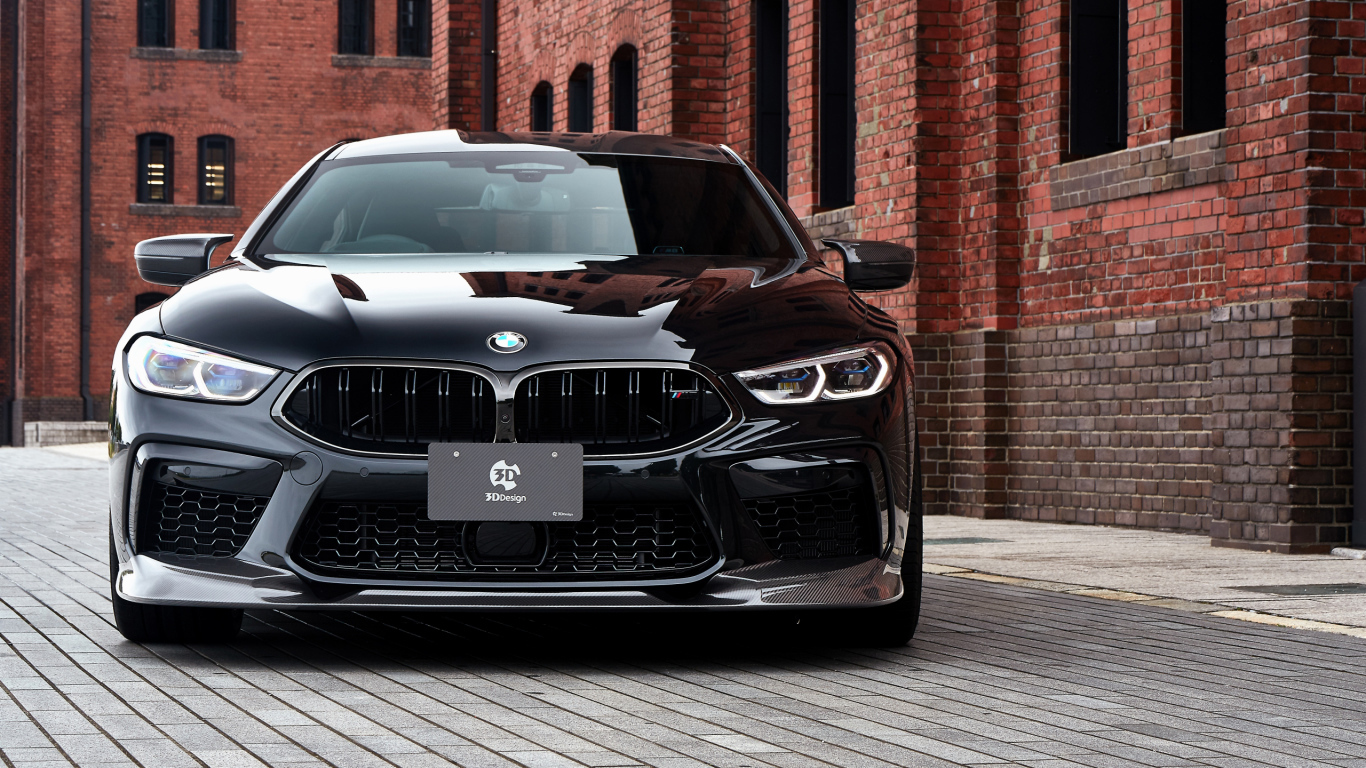 Черный автомобиль BMW M8, 2020 года у кирпичной цены