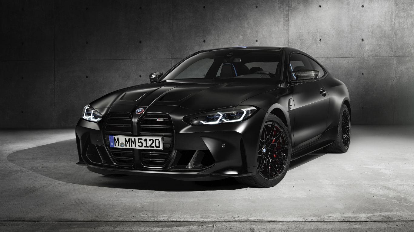 Черный автомобиль BMW M4, 2020 года на сером фоне