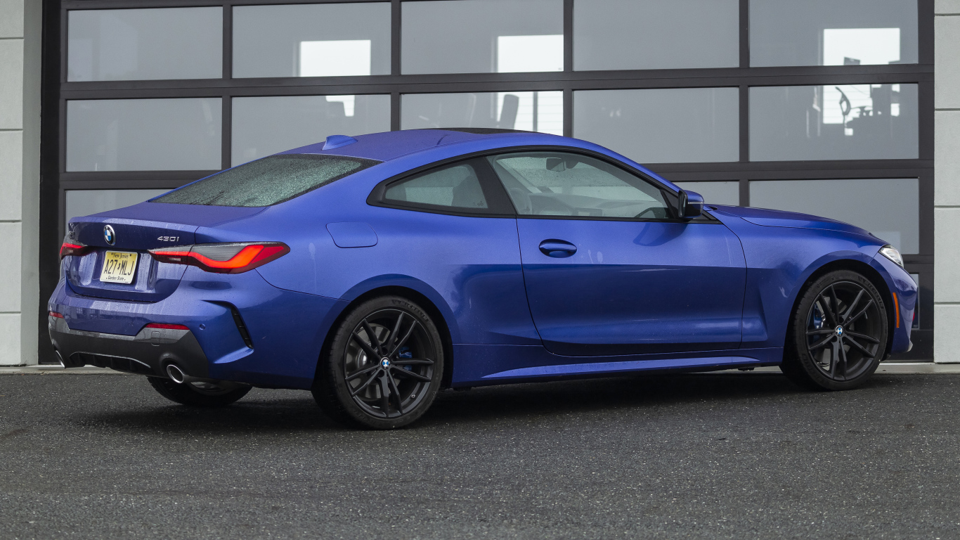 Синий автомобиль BMW 430i XDrive, 2021 года вид сбоку