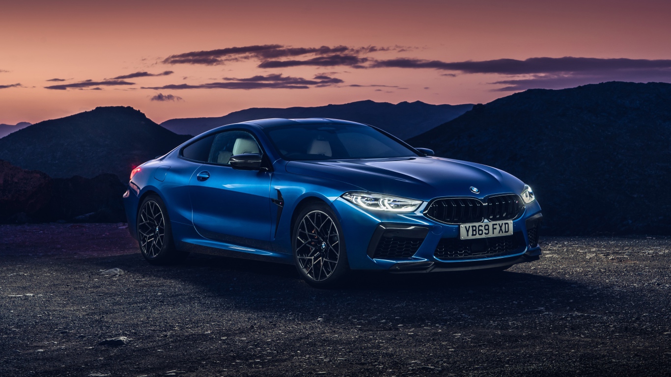 Синий автомобиль BMW M8, 2019 года на фоне гор