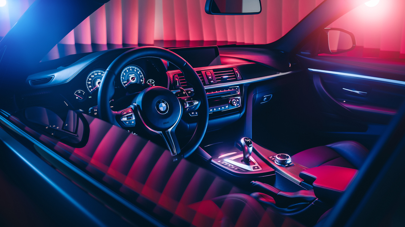 Дорогой черный кожаный салон автомобиля BMW M4 