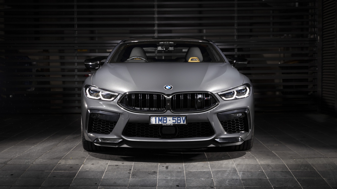 Серебристый автомобиль BMW M8,  2020 года