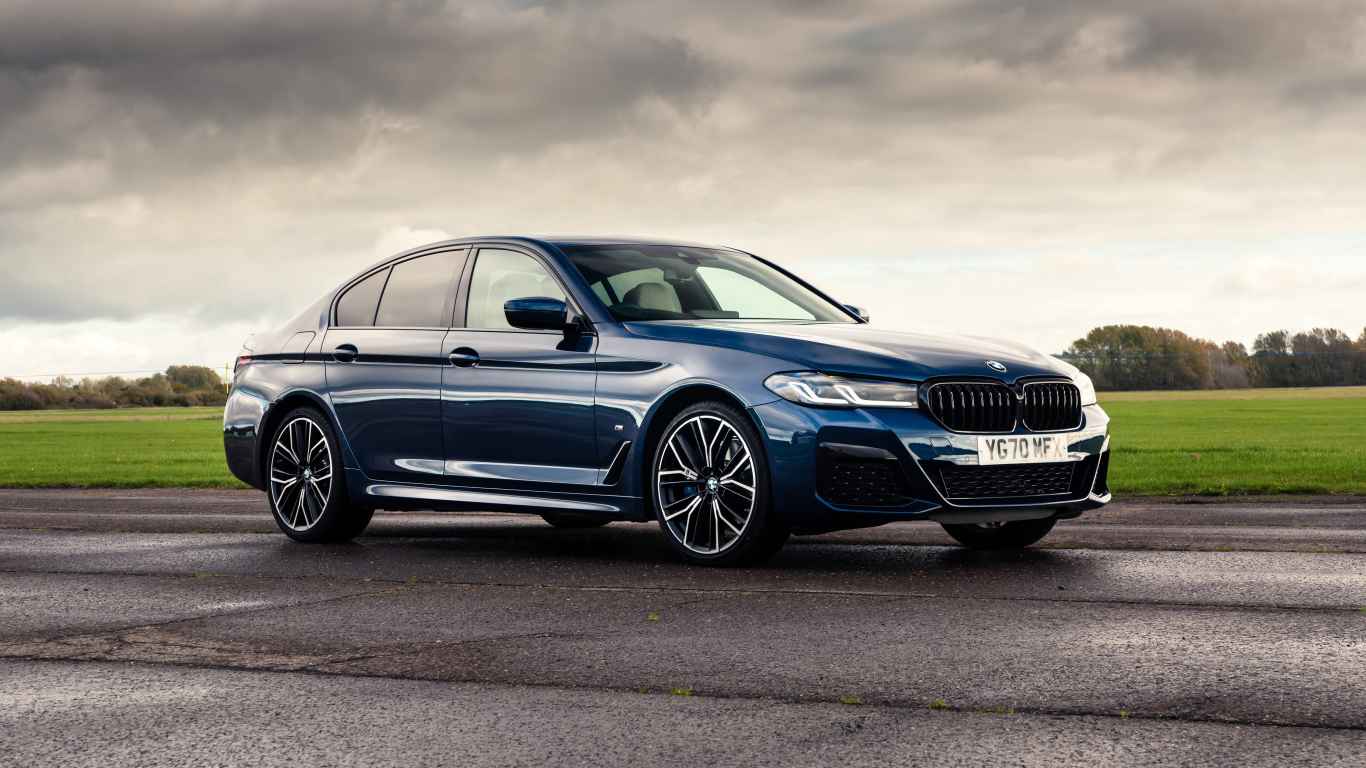 Стильный BMW 530e XDrive M Sport 2020 года на фоне грозового неба