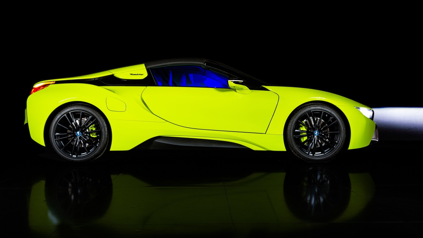 Желтый автомобиль BMW I8 Roadster, 2019 года вид сбоку