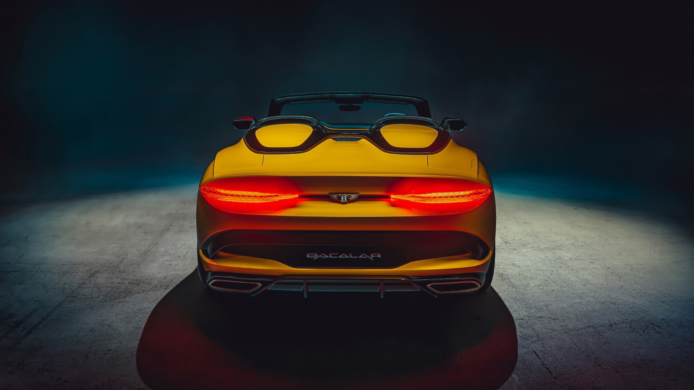 Желтый автомобиль Bentley Mulliner Bacalar 2020 года вид сзади