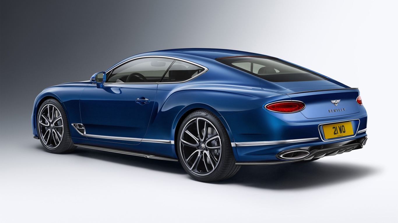 Дорогой автомобиль Bentley Continental GT Styling 2020 года на сером фоне