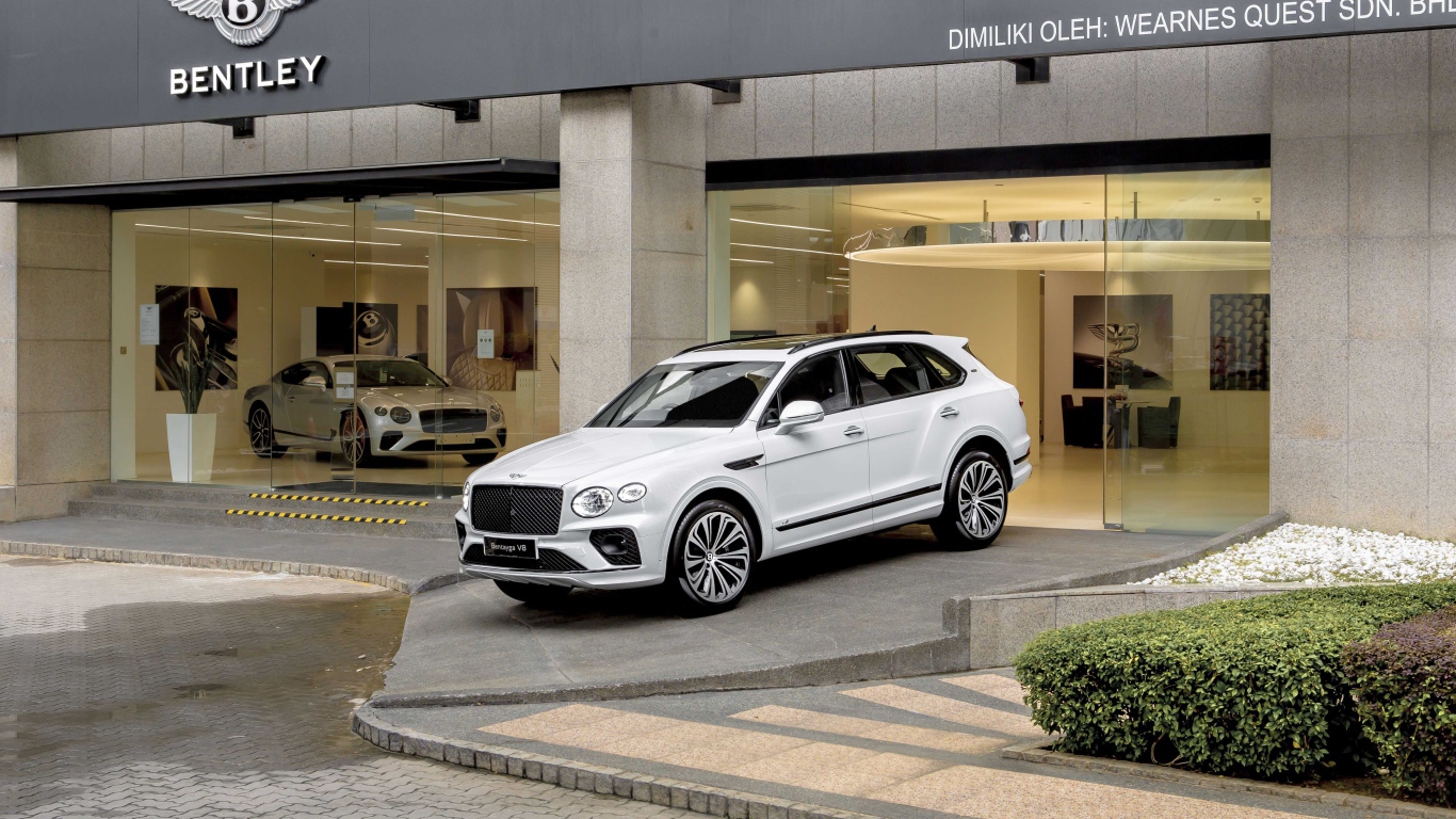 Белый автомобиль Bentley Bentayga V8 First Edition 2020 года выезжает из автосалона 