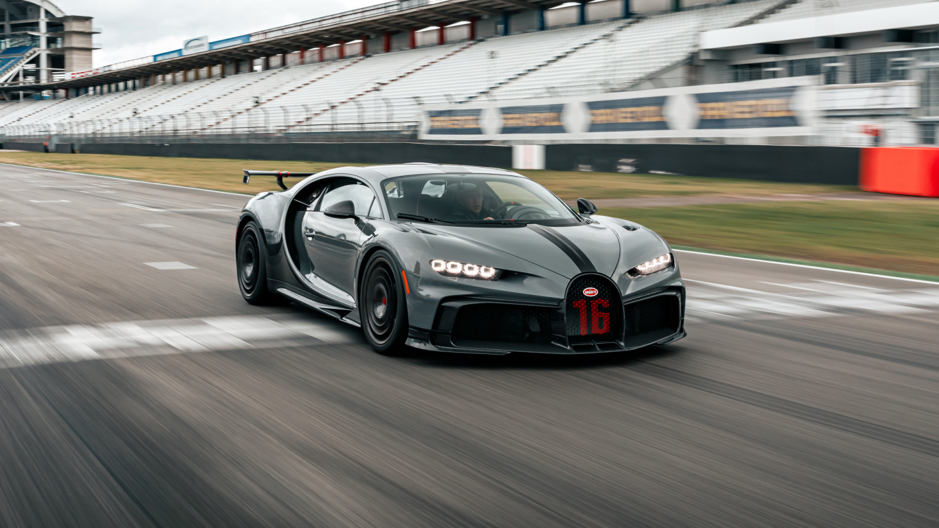 Черный Bugatti Chiron Pur Sport 2020 года на гонках