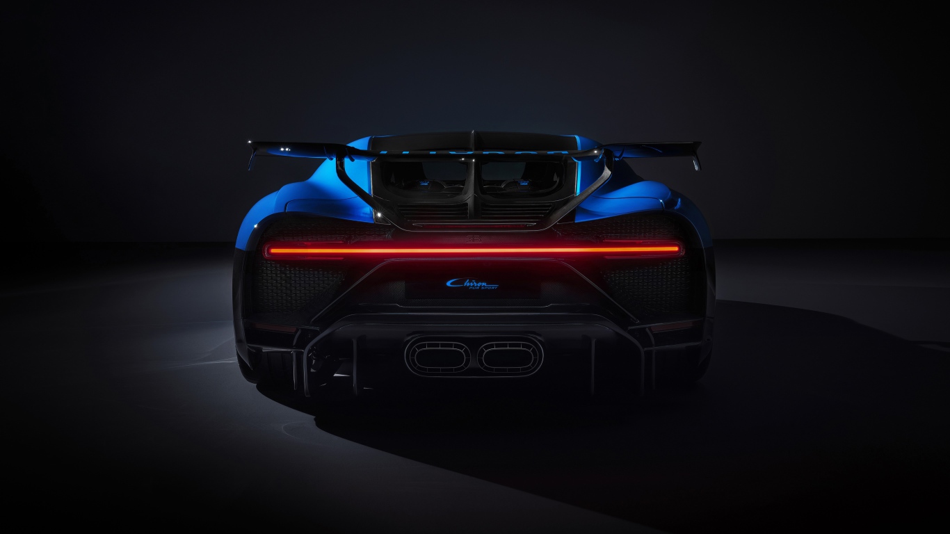 Синий автомобиль Bugatti Chiron Pur Sport 2020 года вид сзади