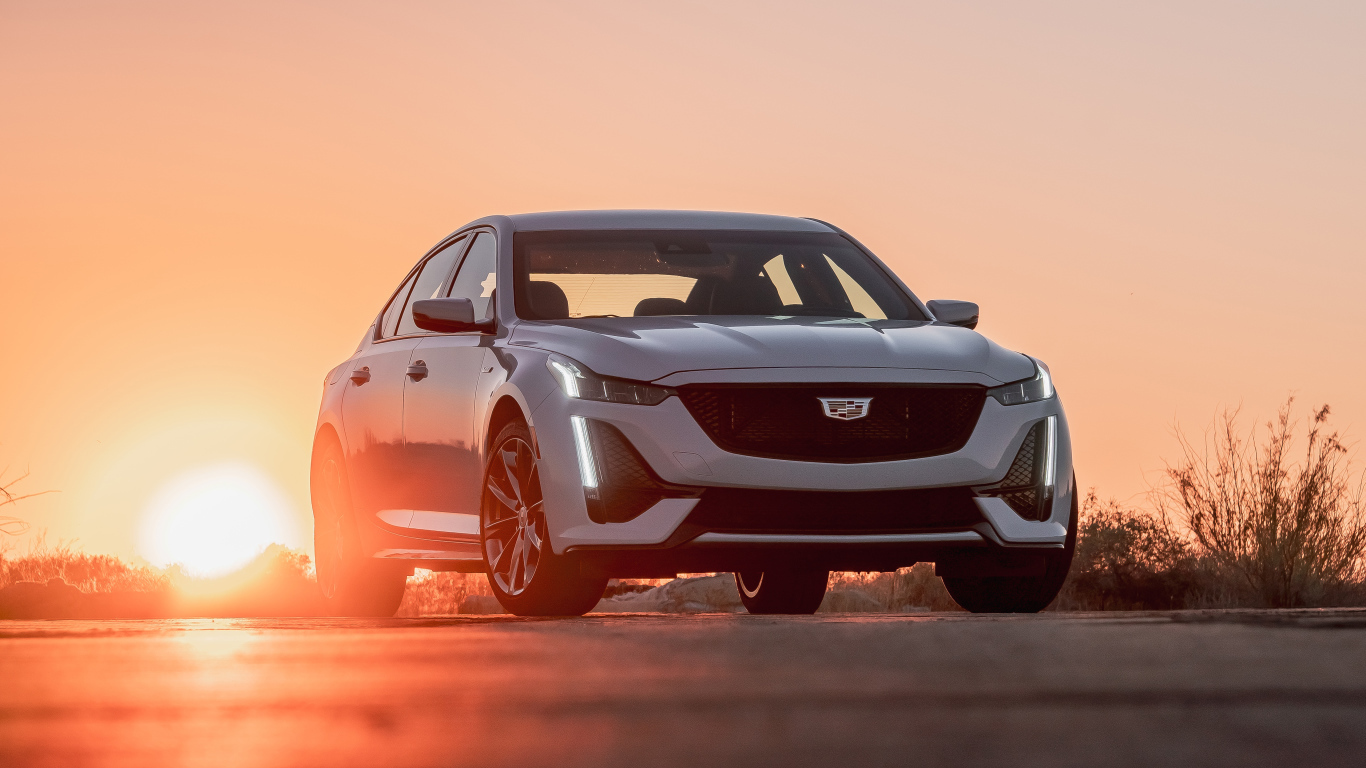 Автомобиль Cadillac CT5-V, 2020 года на фоне заката
