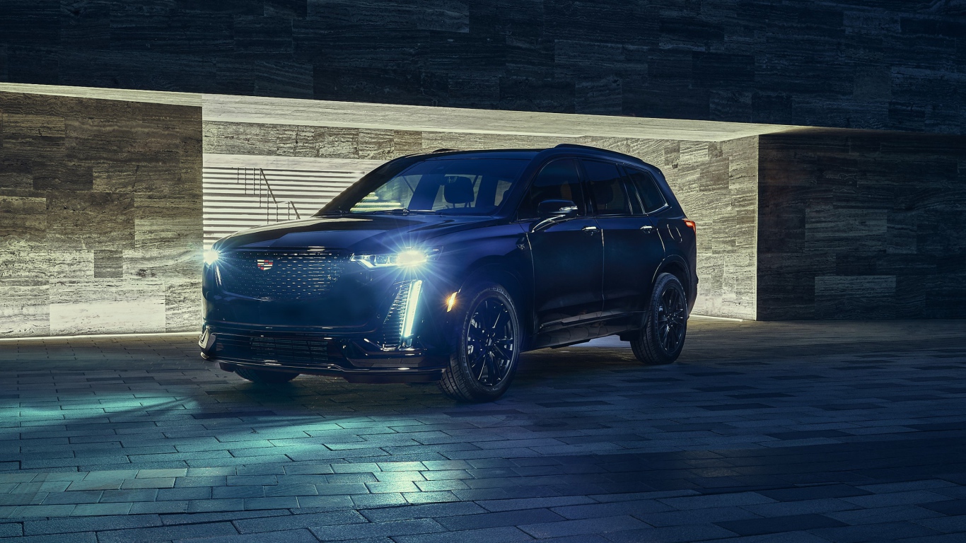 Черный кадилак Cadillac XT6 Midnight Edition 2020 года с включенными фарами 