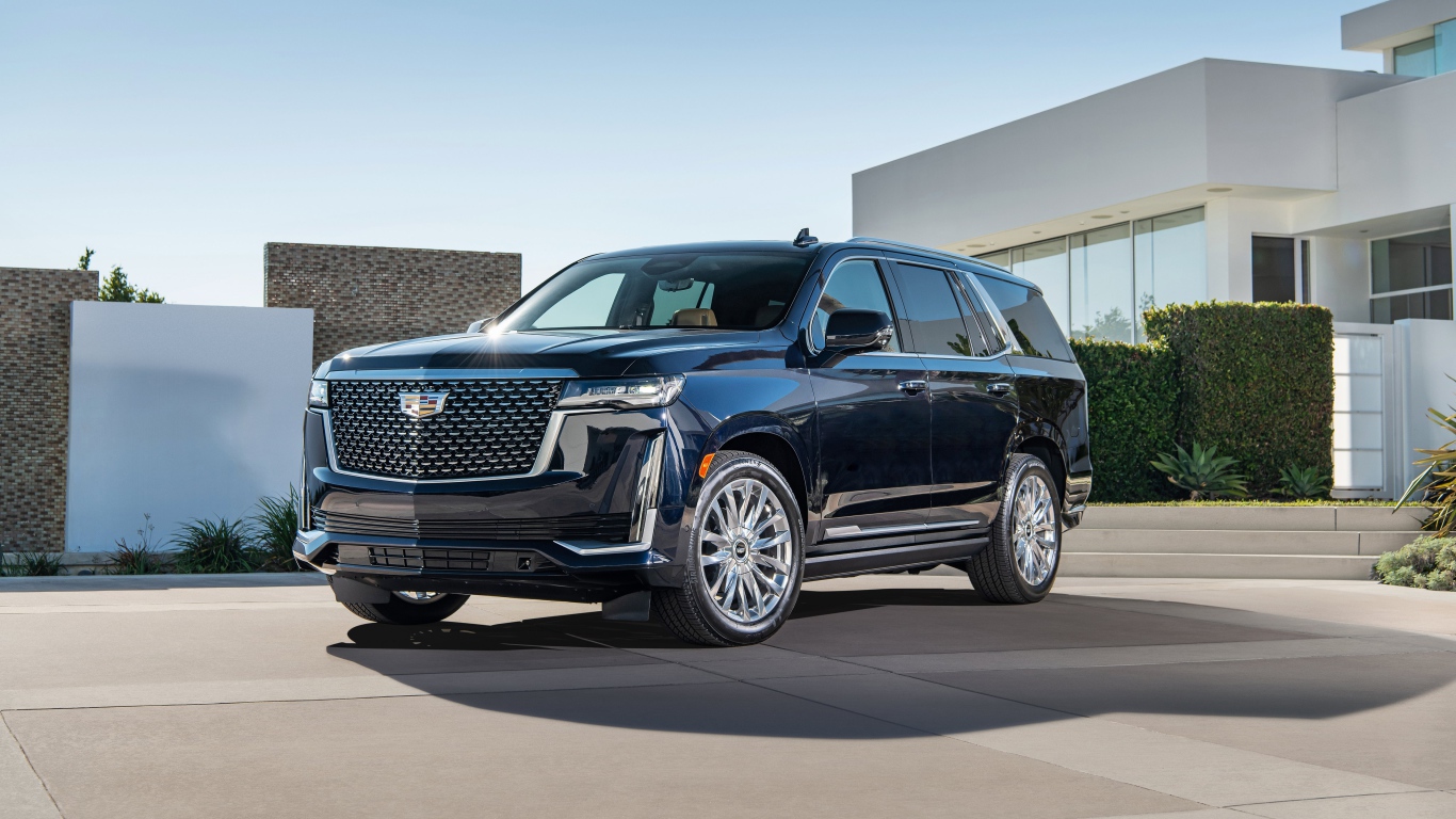 Большой дорогой Cadillac Escalade, 2021 года у дома