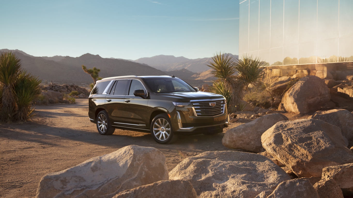 Черный внедорожник  Cadillac Escalade Platinum Luxury, 2021 года у камней