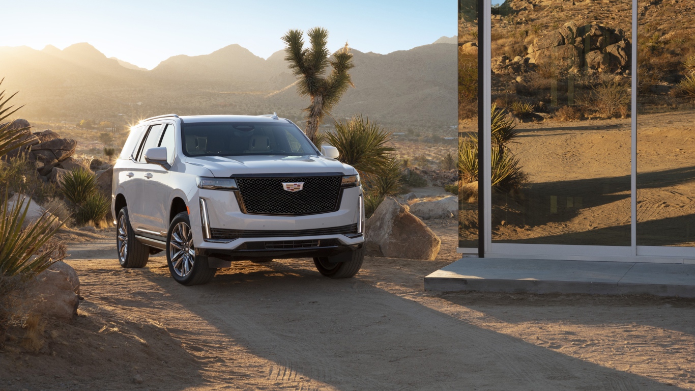 Внедорожник  Cadillac Escalade Platinum Sport, 2021 года у зеркального здания