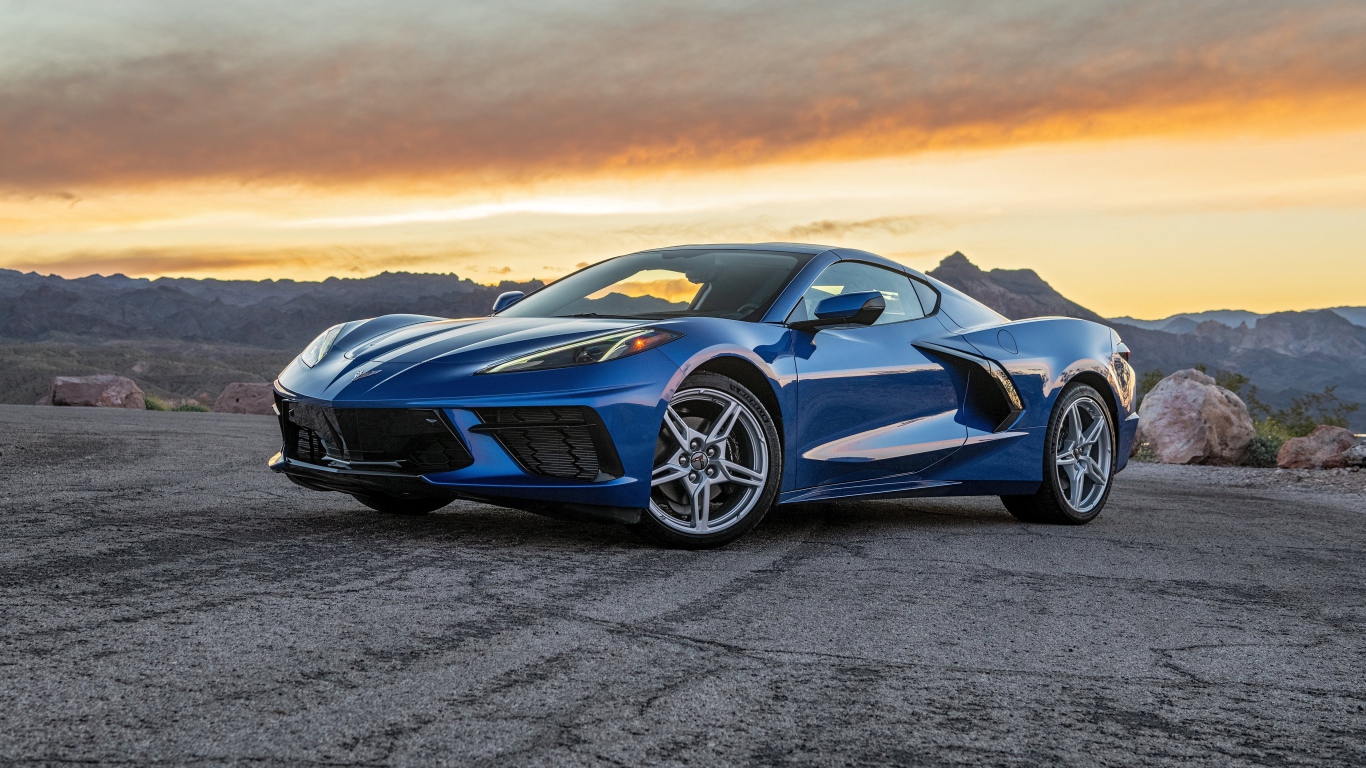 Синий автомобиль  Chevrolet Corvette Stingray, 2020 года на закате