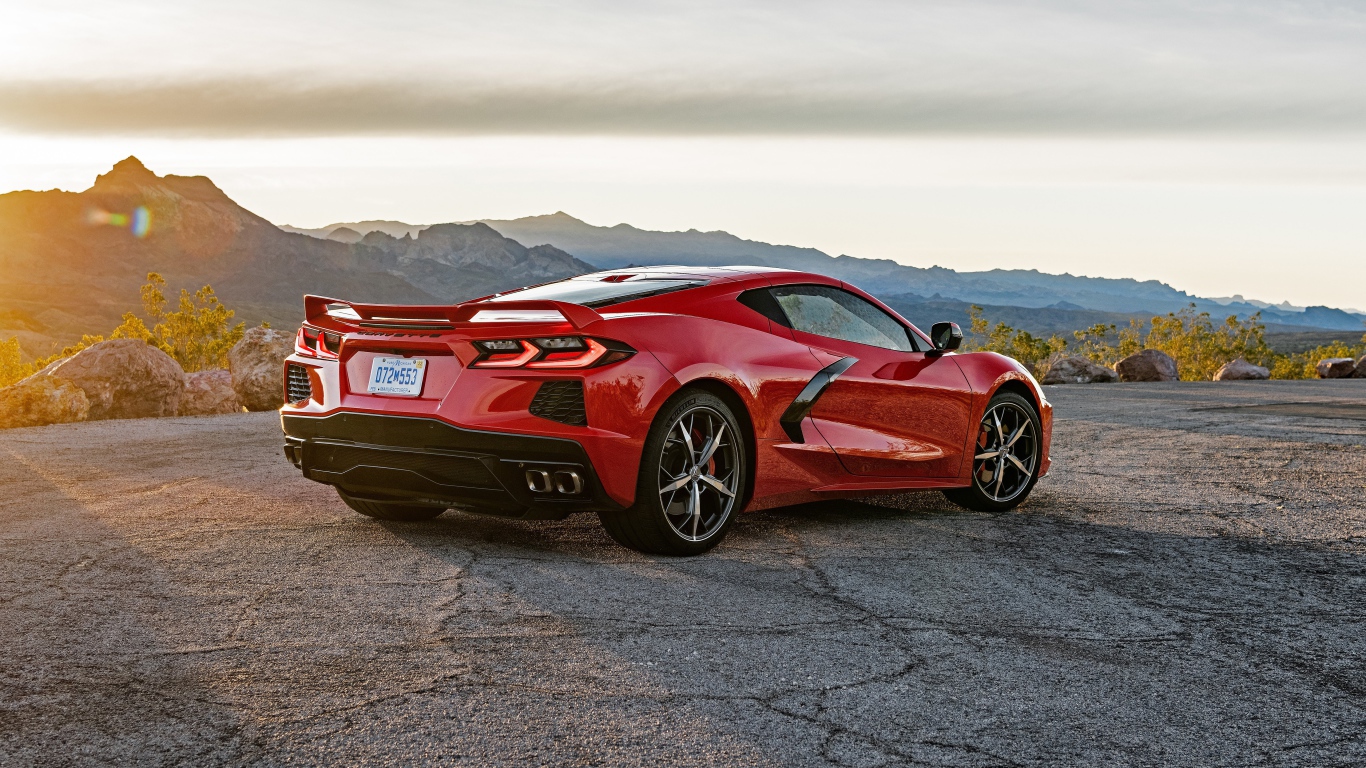 Красный автомобиль  Chevrolet Corvette Stingray Z51, 2020 года в лучах солнца
