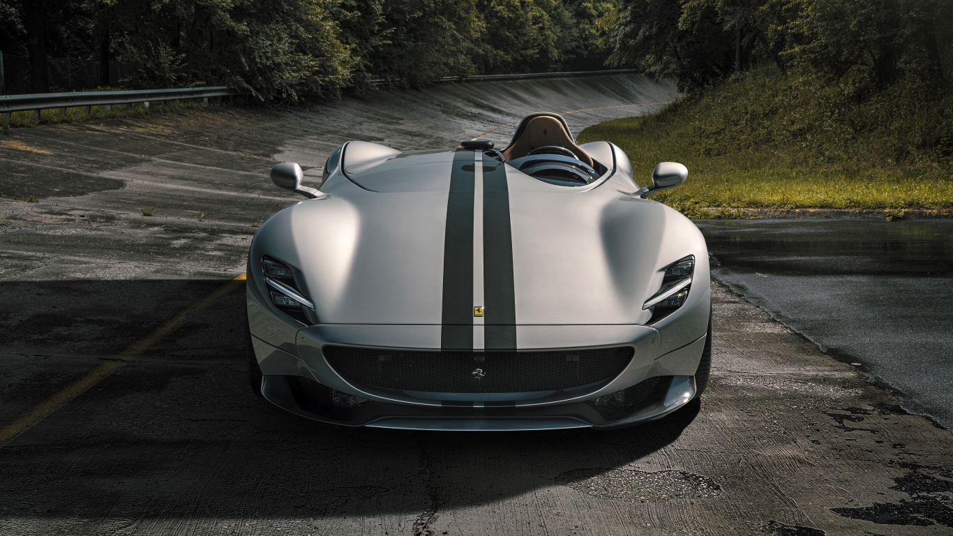 Серебристый кабриолет  Ferrari Monza SP1 2020 года на мокрой трассе 