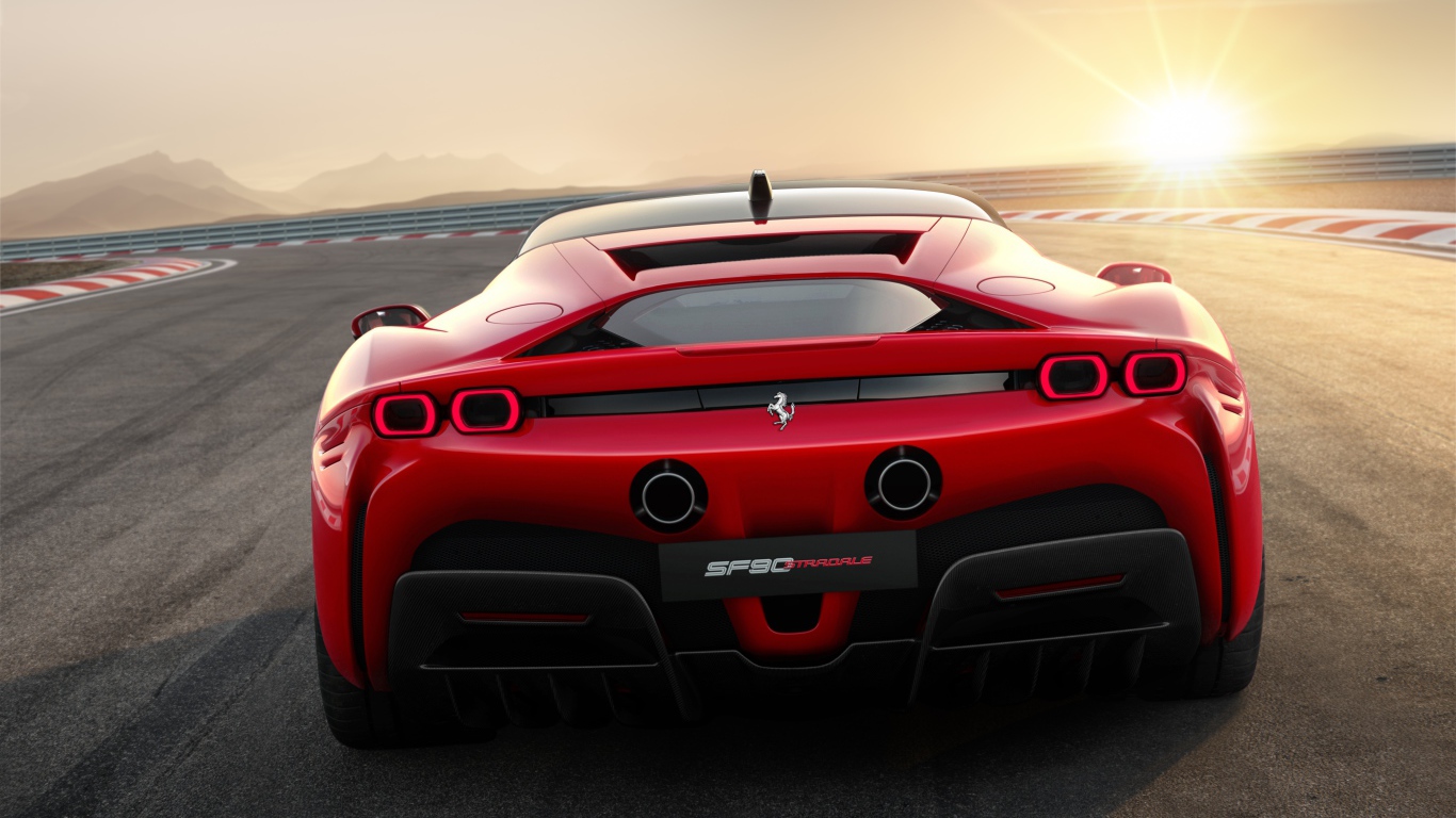 Быстрый автомобиль Ferrari Stradale SF90 на фоне яркого солнца 
