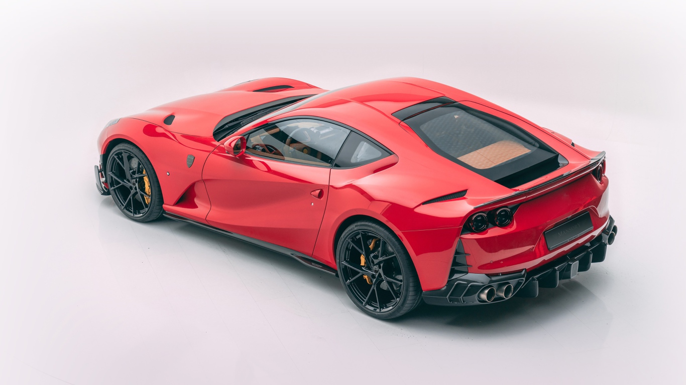 Красный автомобиль Mansory Ferrari 812 Superfast Soft Kit 2020 года на белом фоне