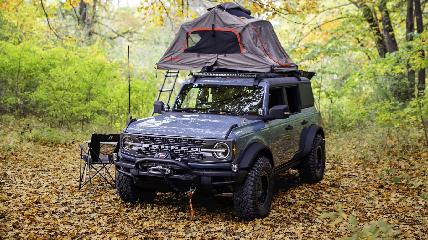 Внедорожник Ford Bronco Overland Concept 2020 года в лесу с палаткой 
