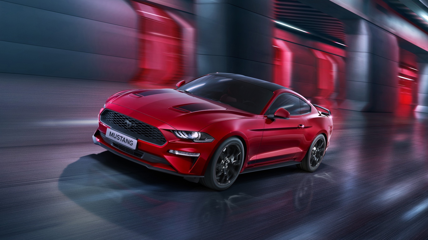 Красный автомобиль Ford Mustang едет по городу