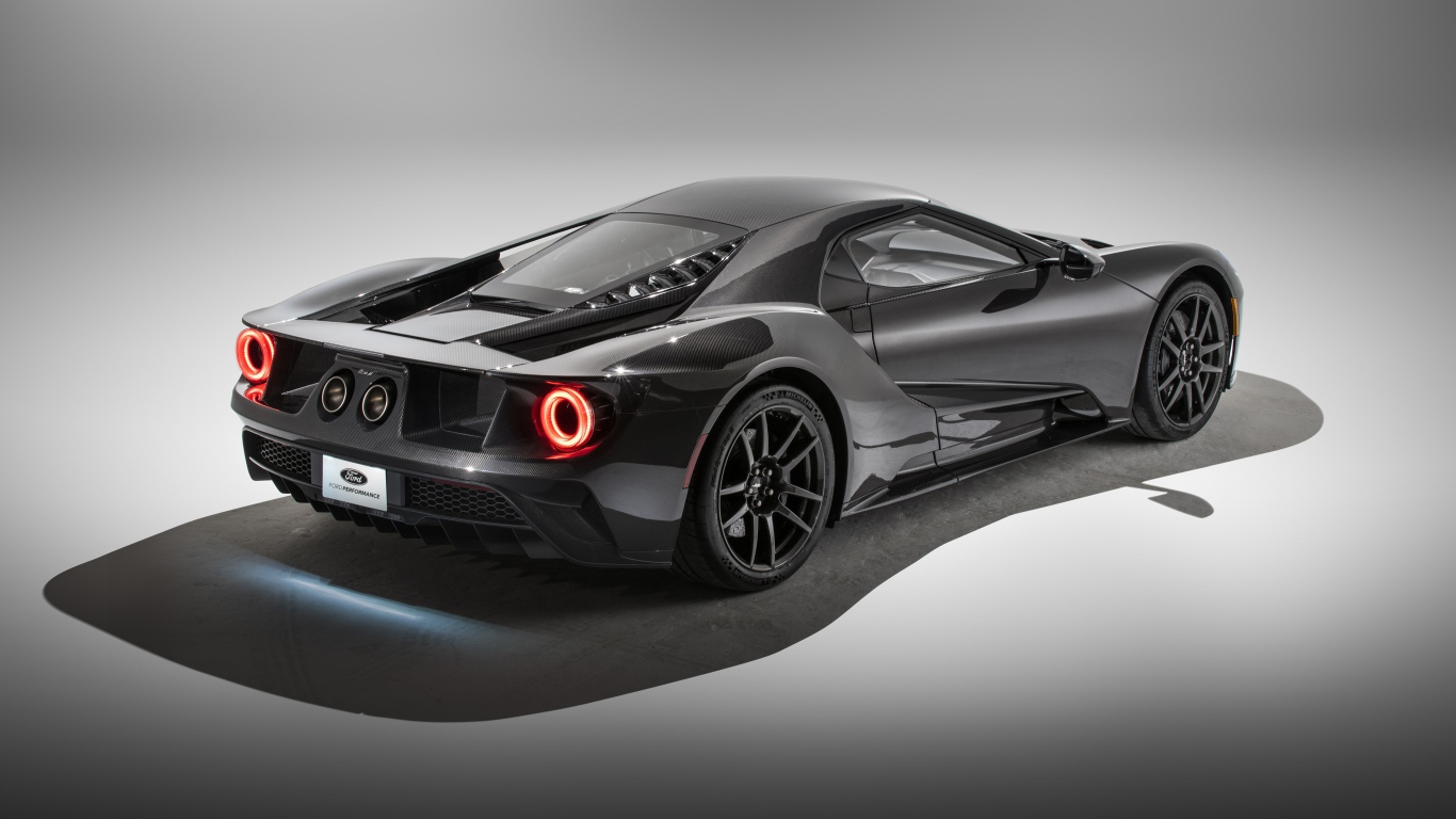Черный спортивный автомобиль  Ford GT Liquid Carbon, 2020 года вид сзади