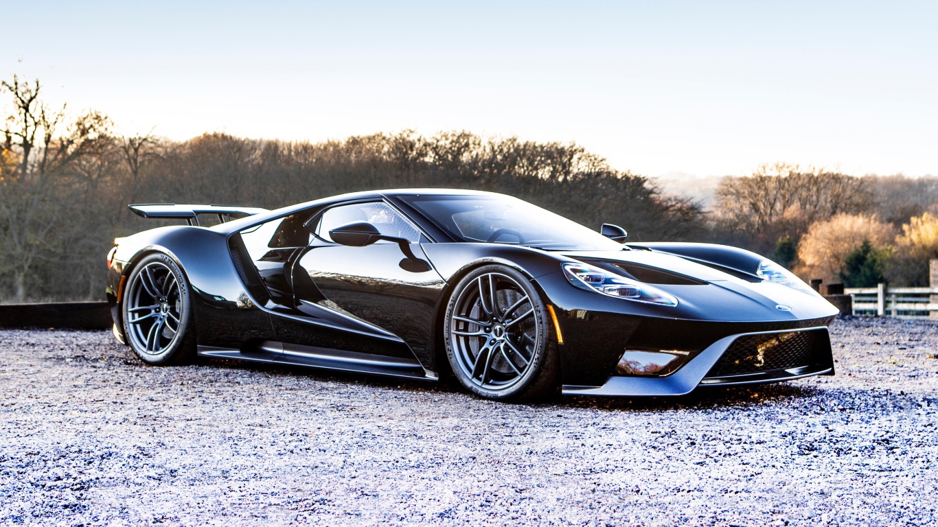 Черный спортивный автомобиль ford gt на рассвете 
