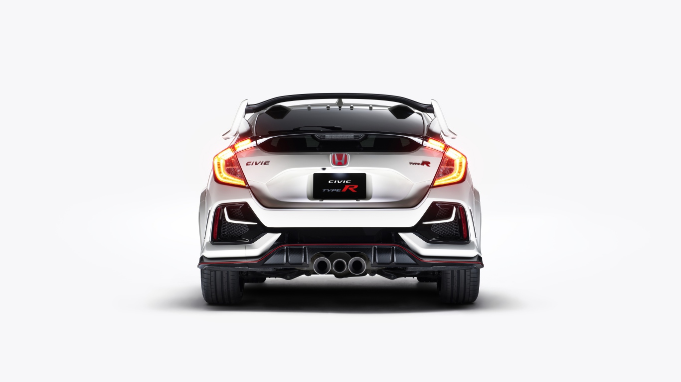Автомобиль Honda Civic Type R 2020 года вид сзади на белом фоне