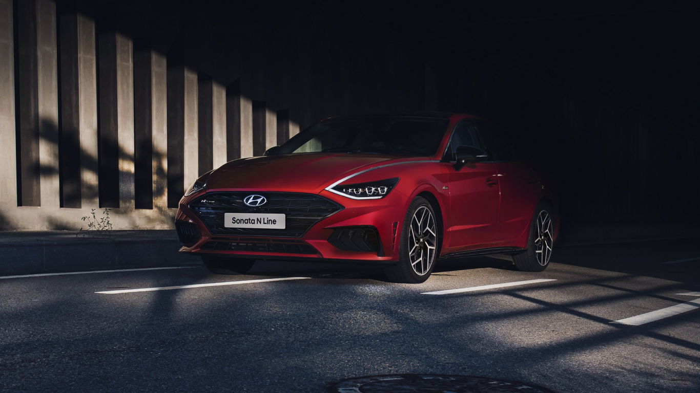 Красный автомобиль Hyundai Sonata N Line 2021 года в тени