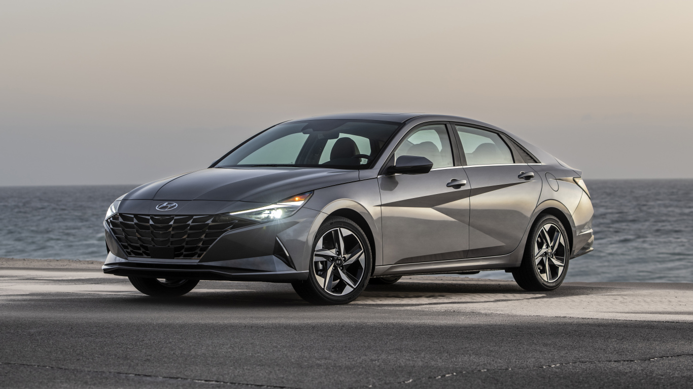 Серебристый автомобиль Hyundai Elantra Hybrid, 2021 года на фоне океана