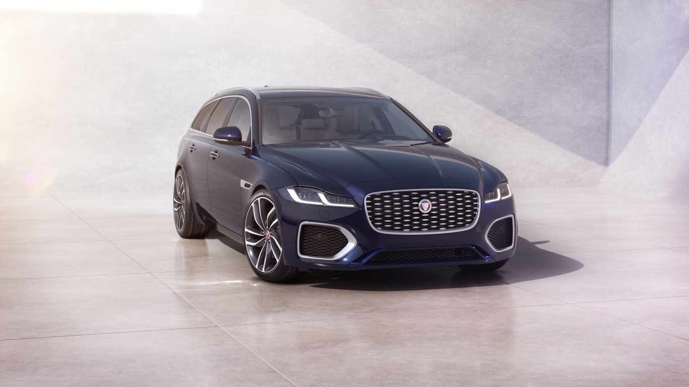 Синий автомобиль Jaguar XF Sportbrake 2020 года у стены 