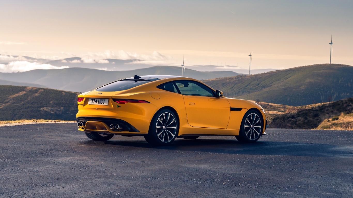Желтый автомобиль Jaguar F-Type R Coupe 2020 года вид сзади