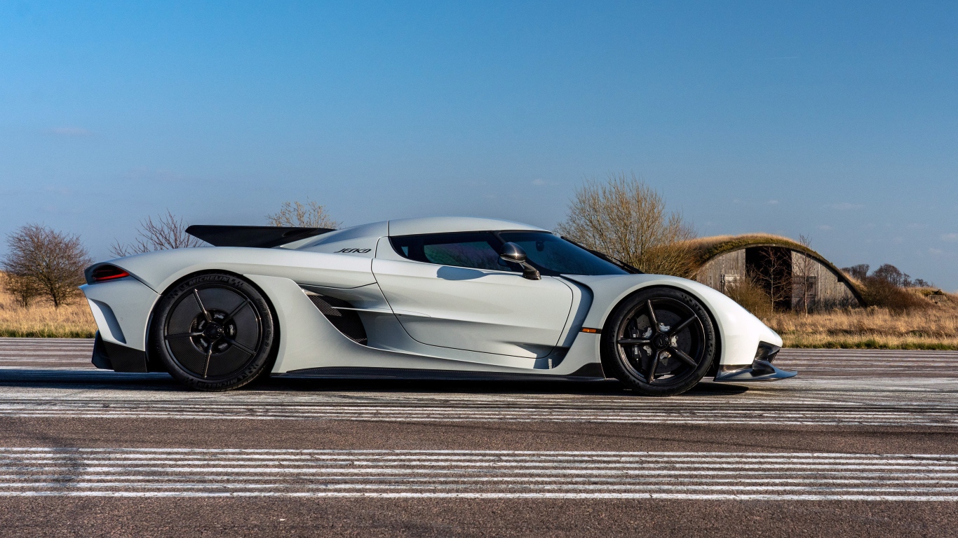 Белый автомобиль Koenigsegg Jesko Absolut 2020 года вид сбоку
