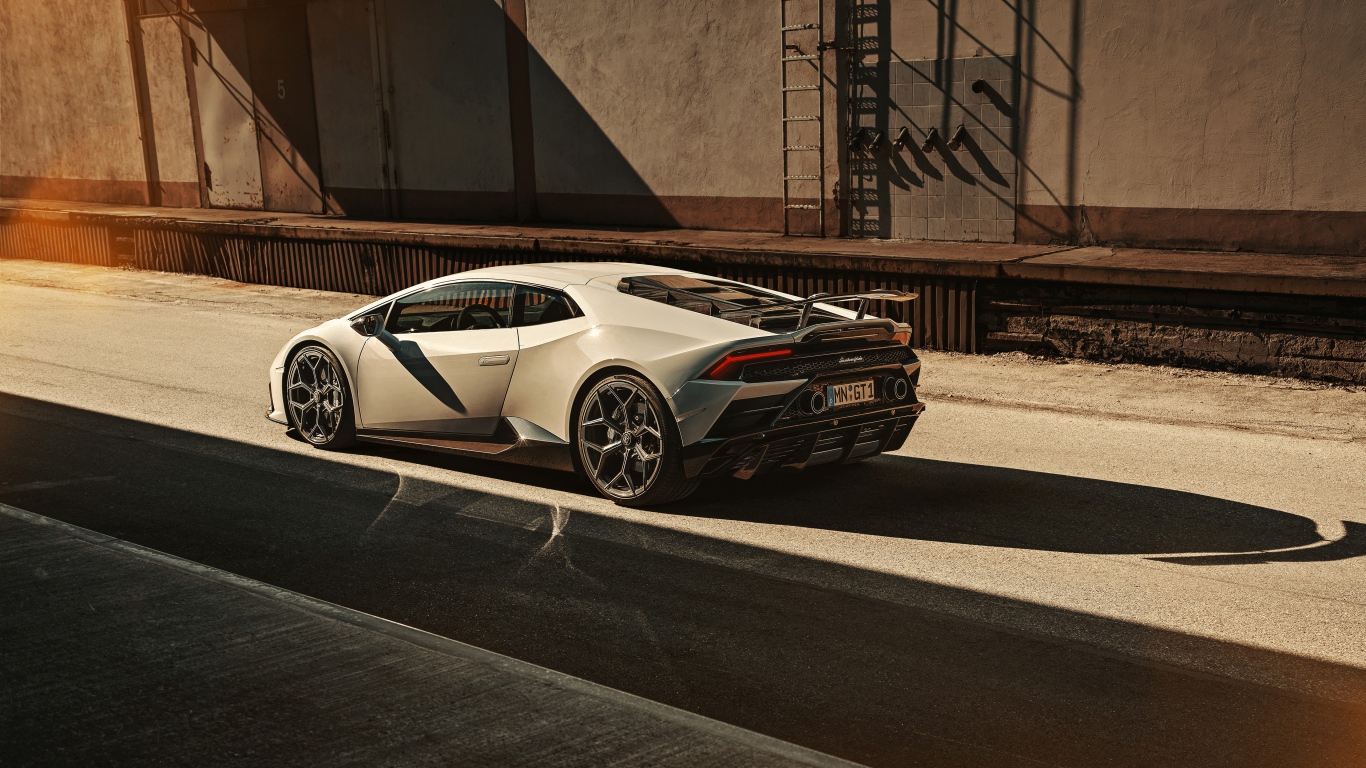 Автомобиль  Lamborghini Huracan EVO 2020 года в лучах солнца 