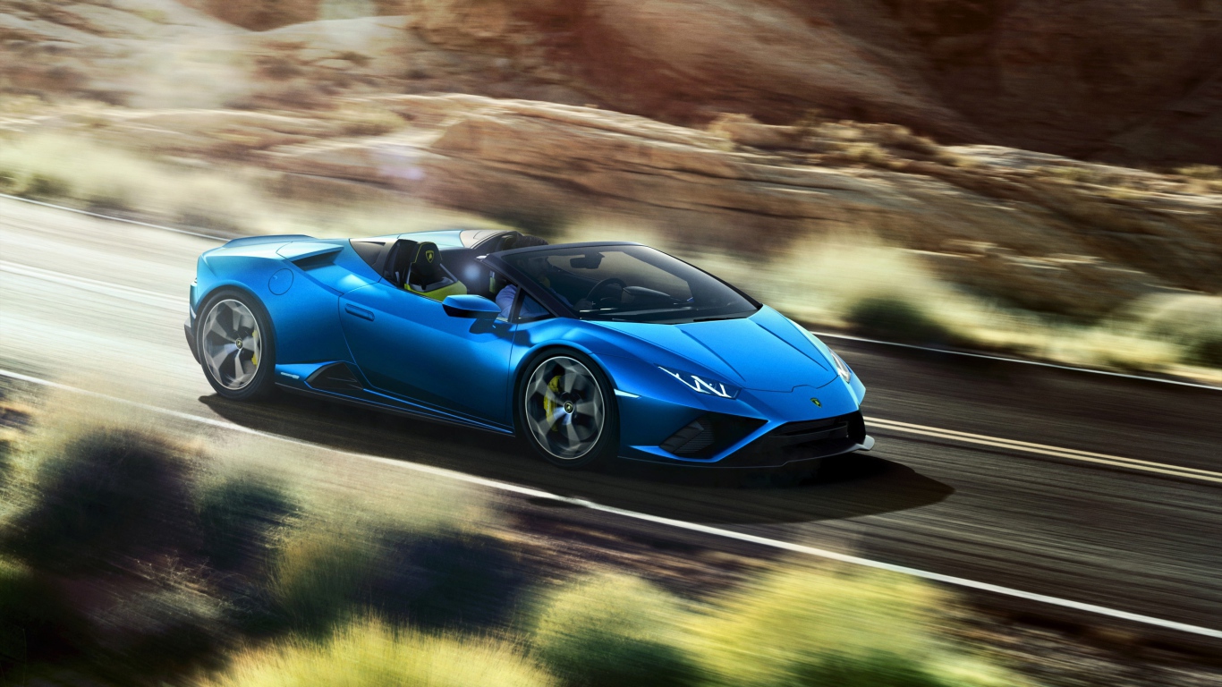 Синий автомобиль Lamborghini Huracan EVO RWD Spyder 2020 года на скорости 