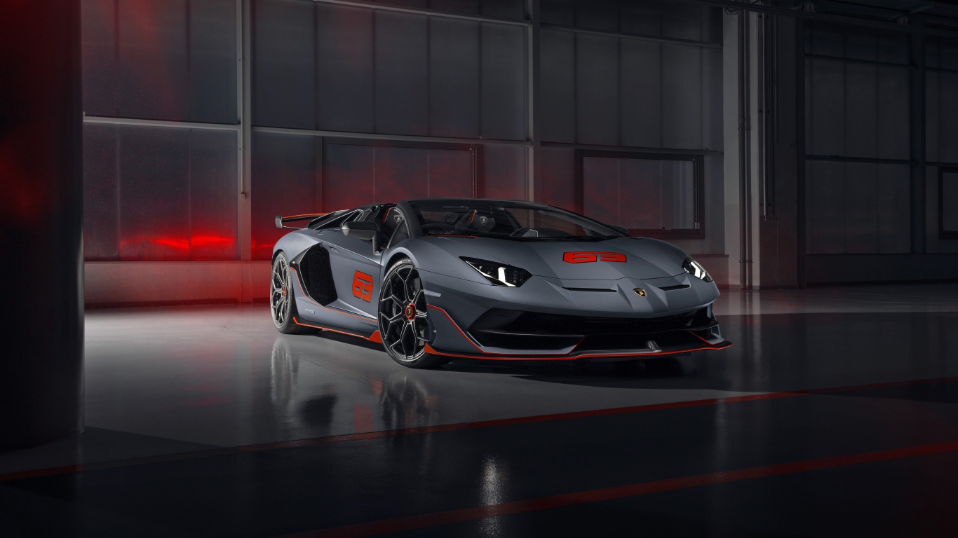 Серый спортивный автомобиль Lamborghini Aventador SVJ 63 Roadster 2020 года в ангаре
