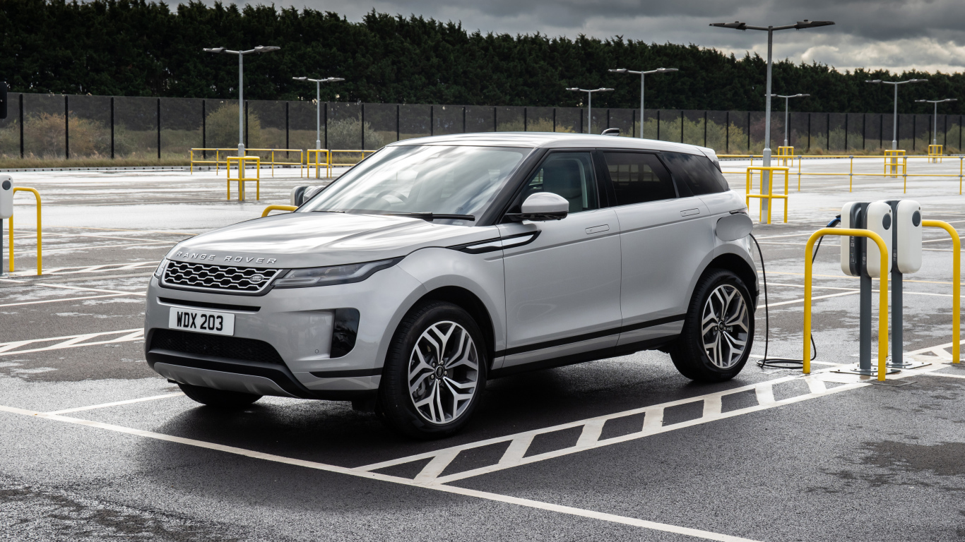 Серебристый автомобиль Range Rover Evoque P300e S 2020 года на заправке