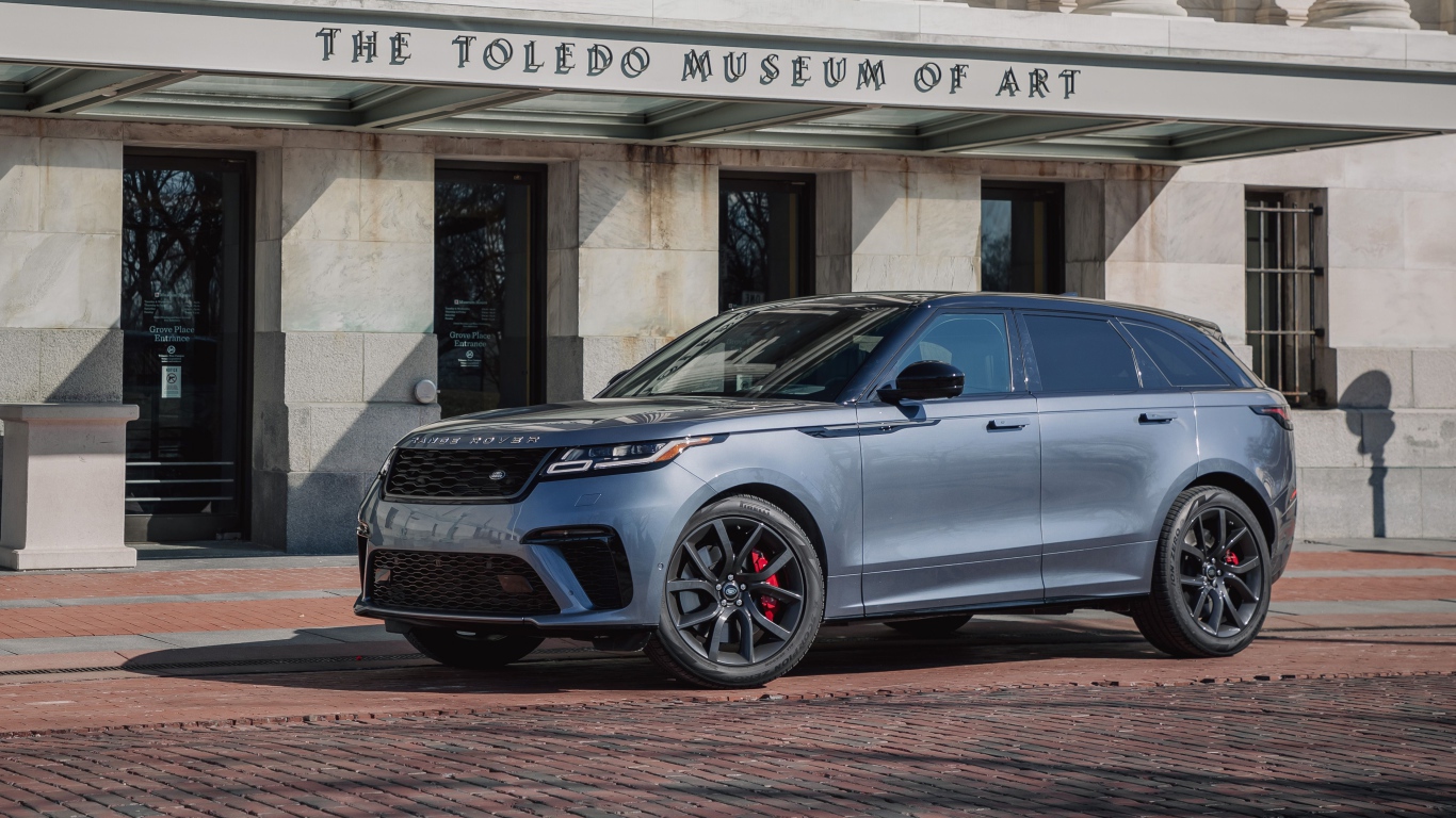 Внедорожник Range Rover Velar, 2020 года у здания музея 