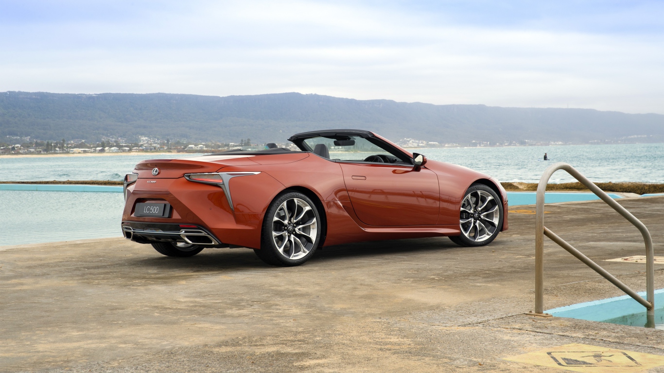 Красный кабриолет Lexus LC 500 Convertible 2020 года у воды 