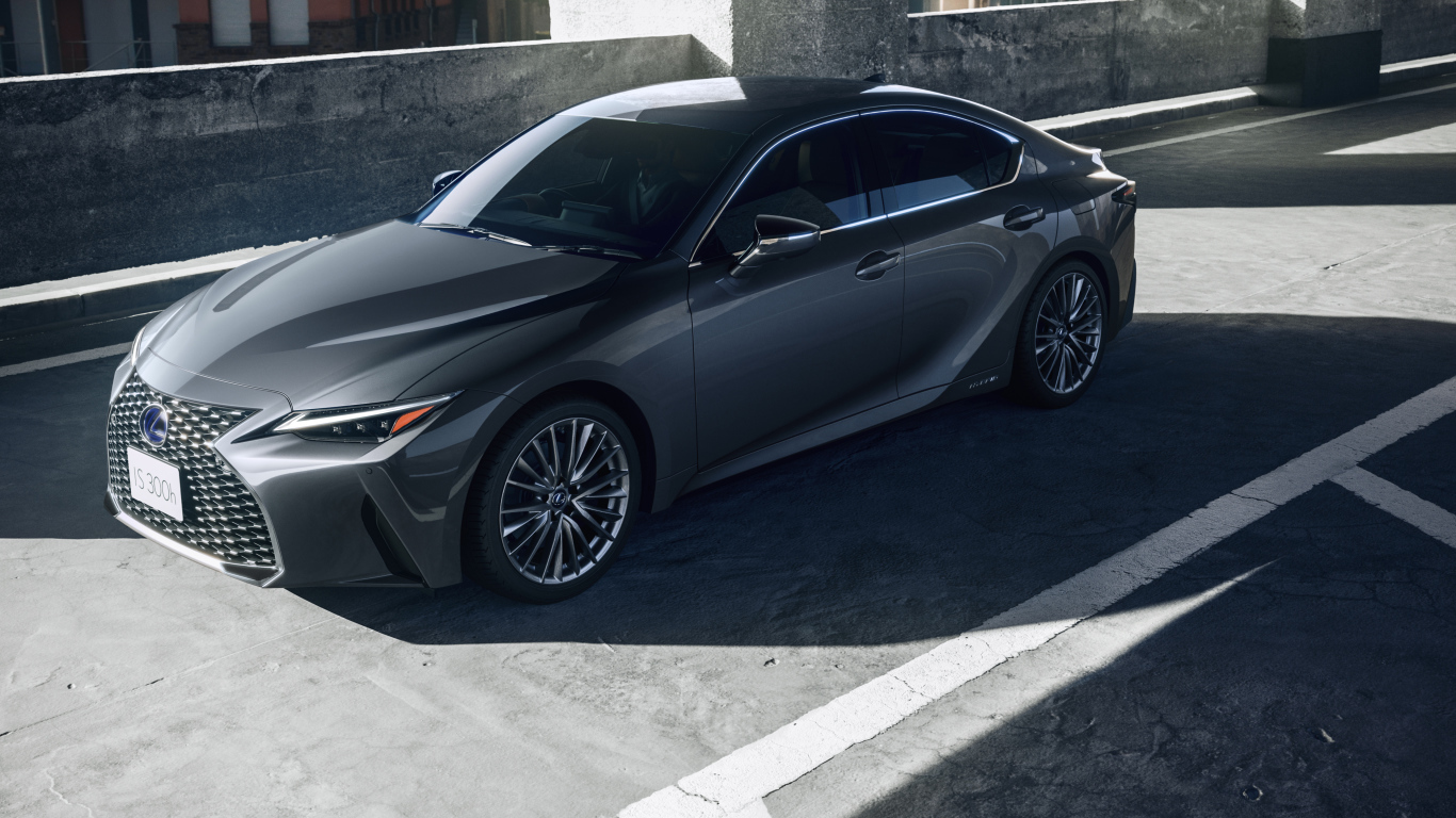 Автомобиль Lexus IS 300h 2021 года на дороге