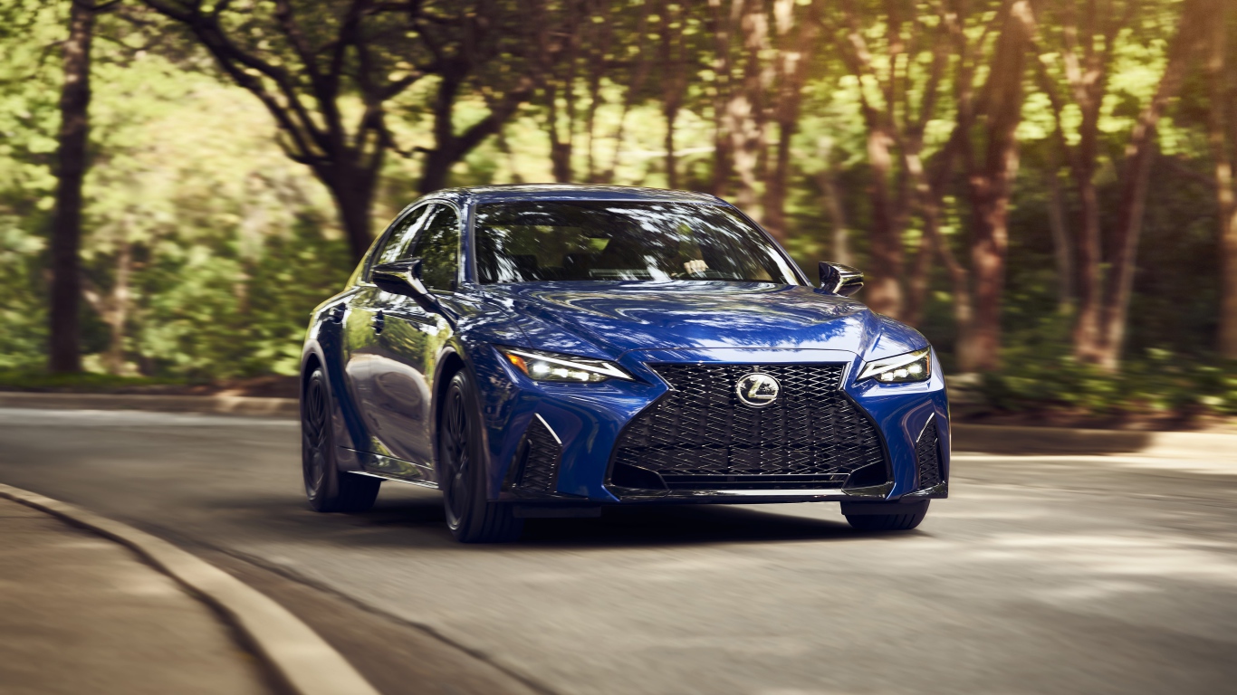 Синий автомобиль  Lexus IS 350 F SPORT, 2021 года на трассе 