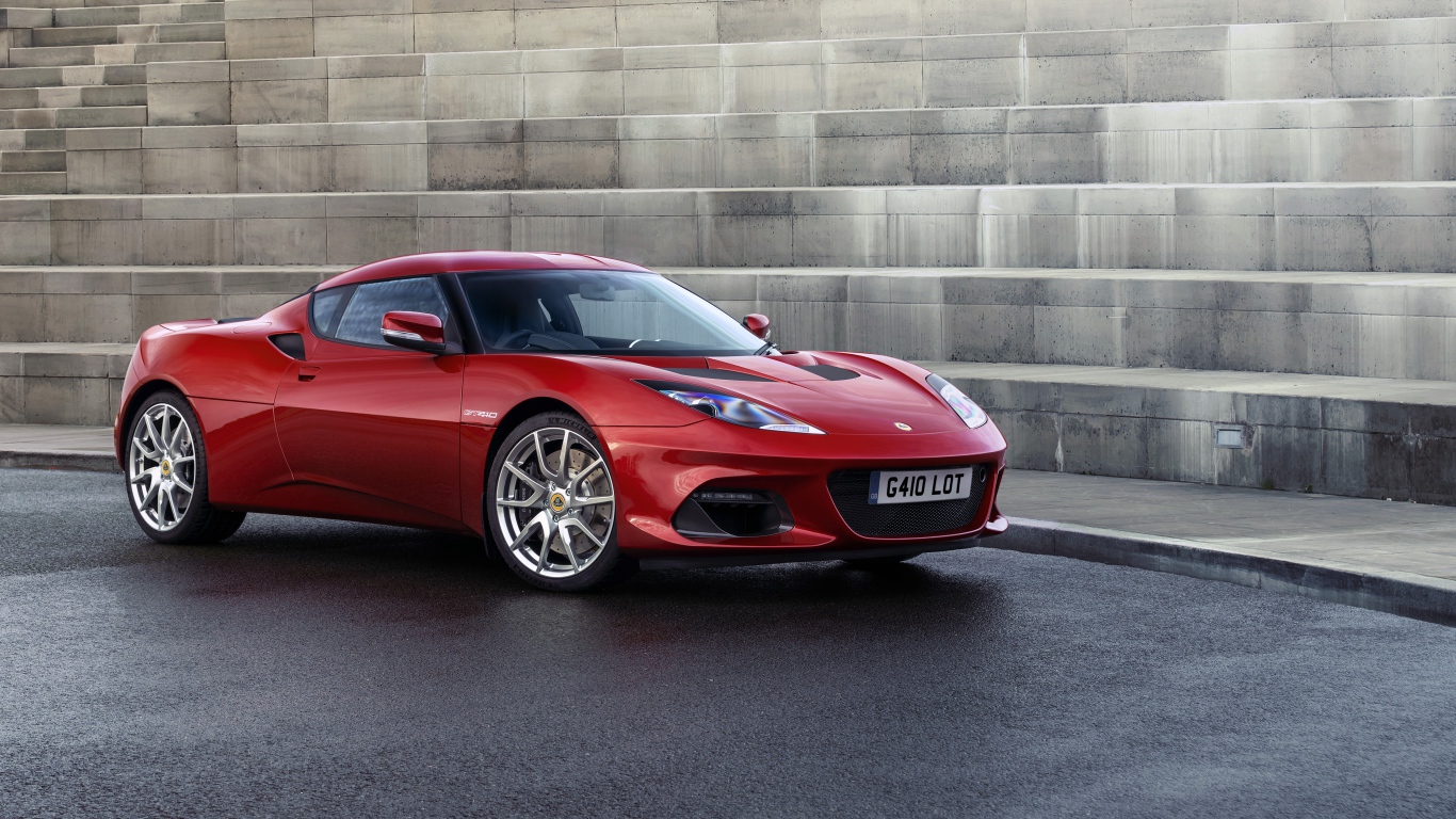 Быстрый красный автомобиль Lotus Evora GT410 2020 года у ступенек 