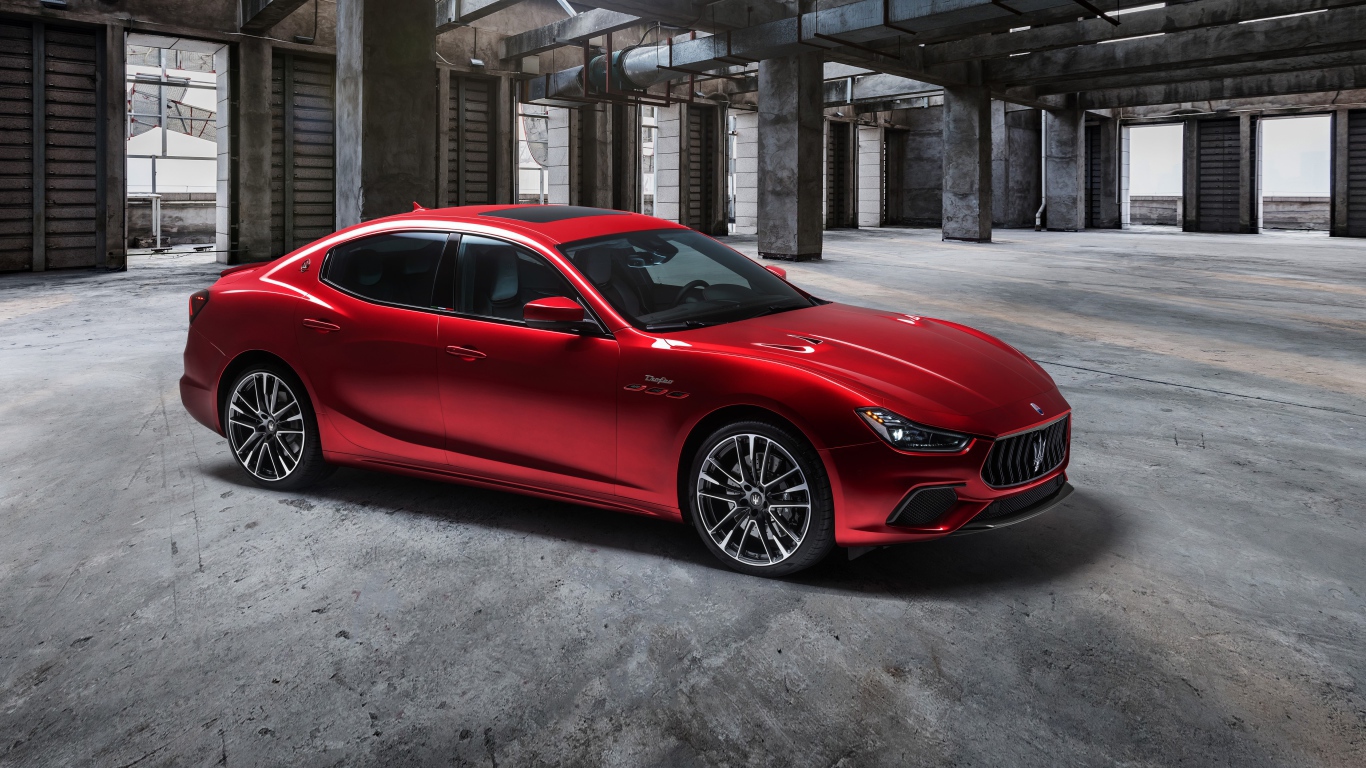 Красный автомобиль Maserati Ghibli Trofeo 2020 года на парковке 