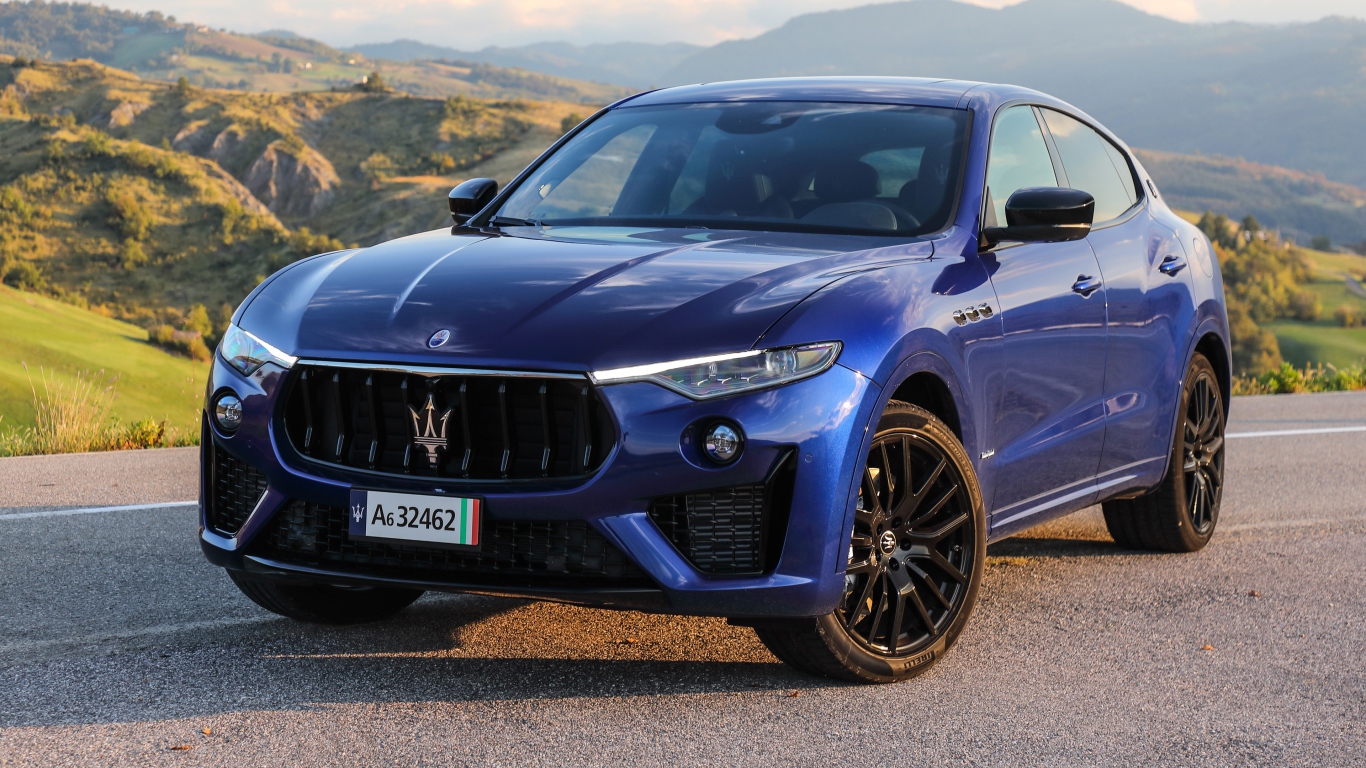 Синий автомобиль Maserati Levante S Q4 GranSport 2020 года 
