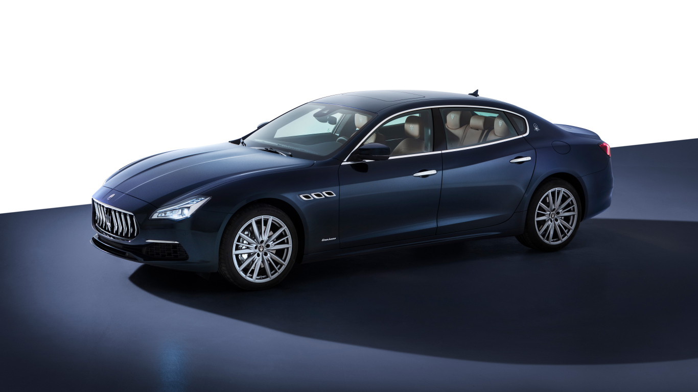 Синий автомобиль Maserati Quattroporte S Q4 GranLusso 2021 года