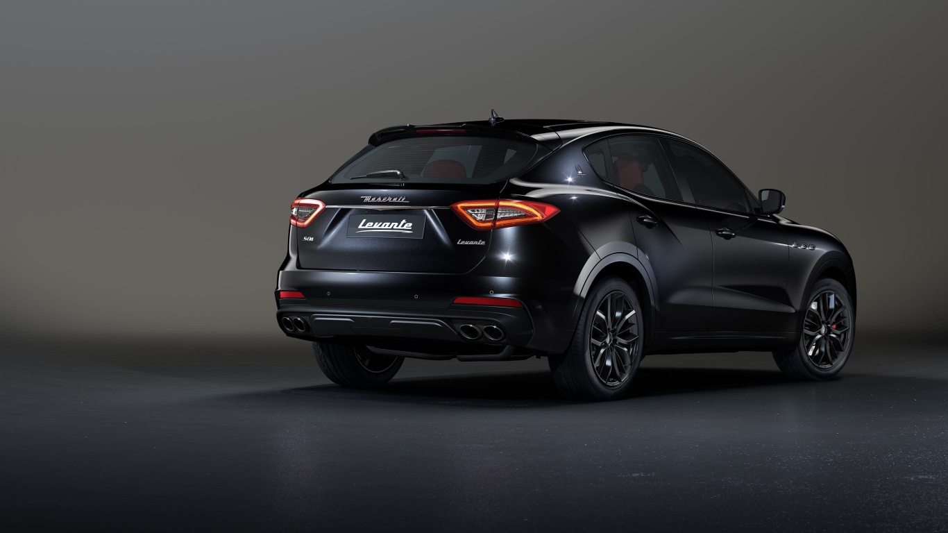 Черный  Maserati Levante S Q4, 2020 года вид сзади