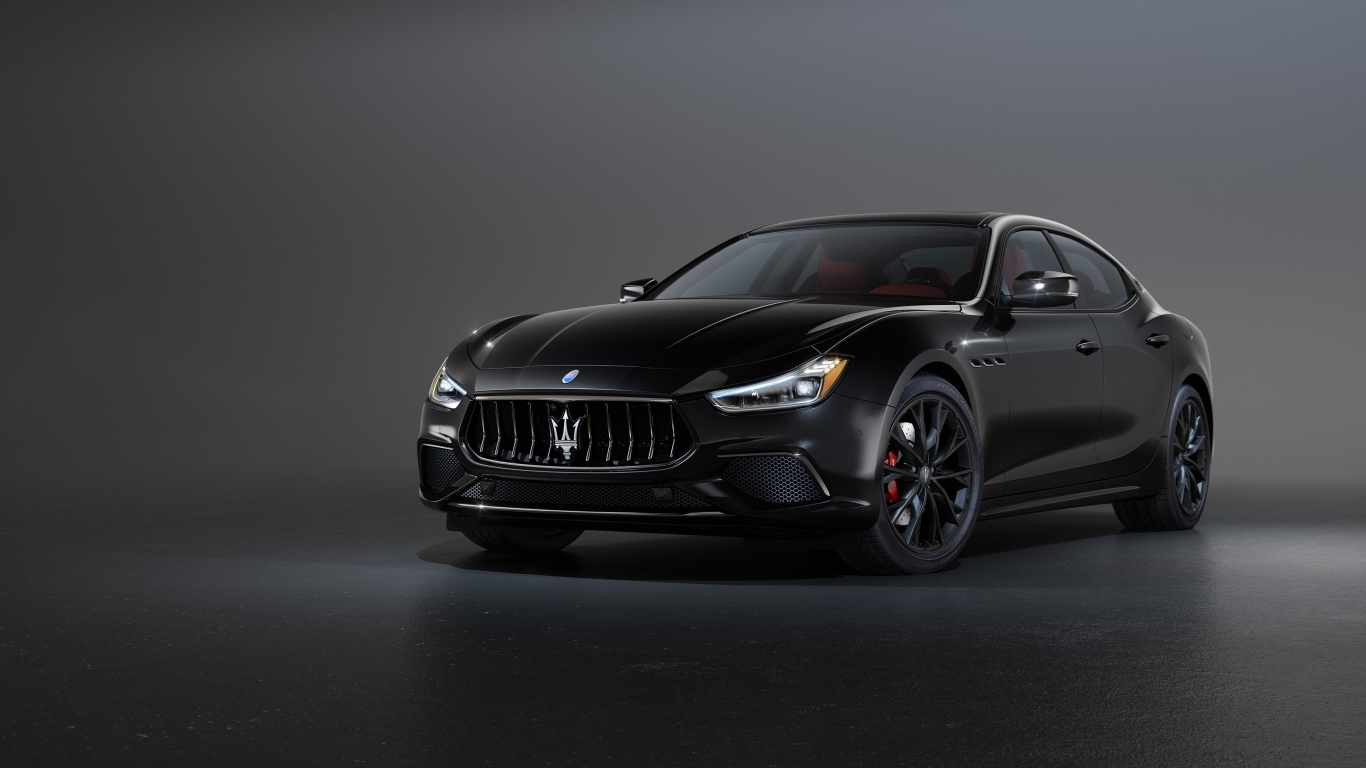 Черный автомобиль Maserati Ghibli S Q4, 2020 года на сером фоне