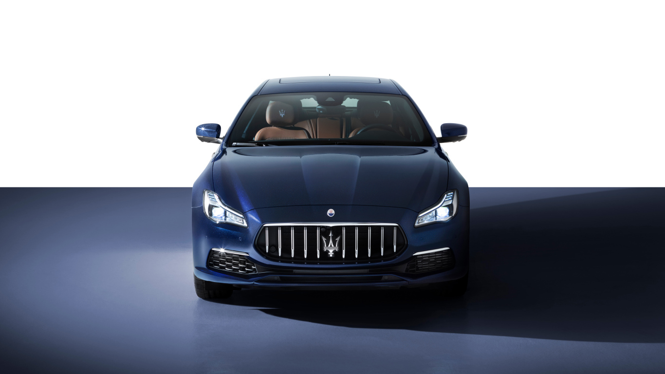 Синий автомобиль Maserati Quattroporte S Q4 GranLusso 2021 года на белом фоне