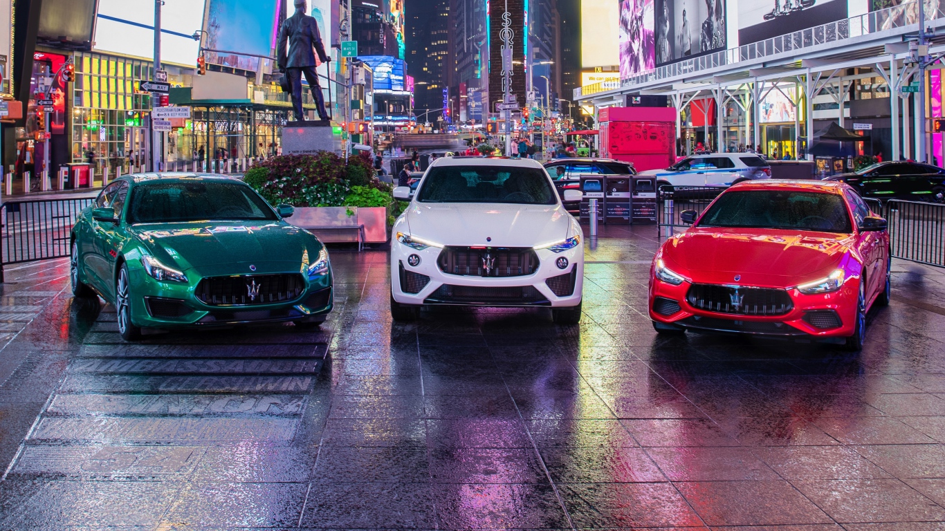 Три автомобиля  Maserati MC20, 2021 года в городе